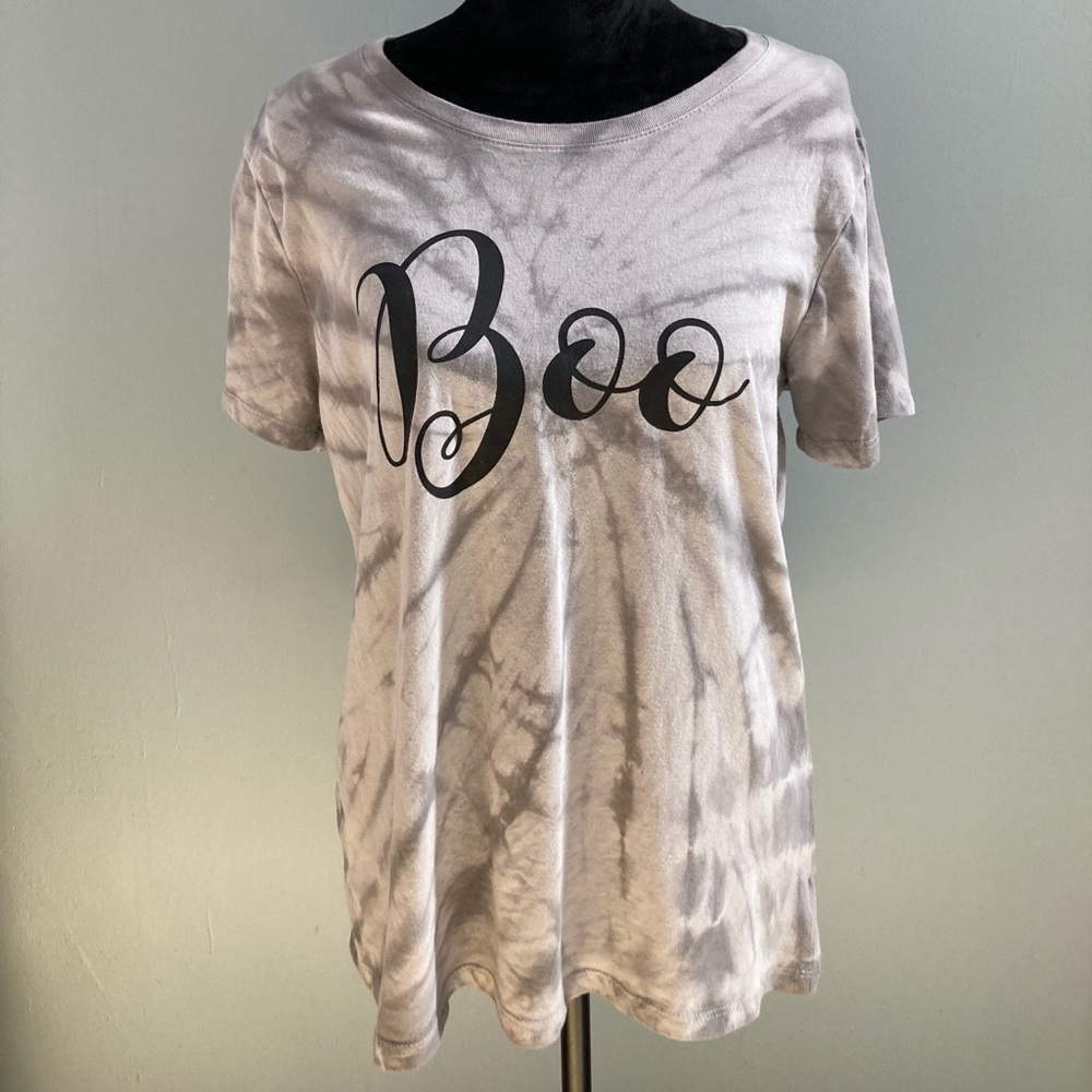 Super cute gray and white tie-die Festive boo Halloween T-shirt!